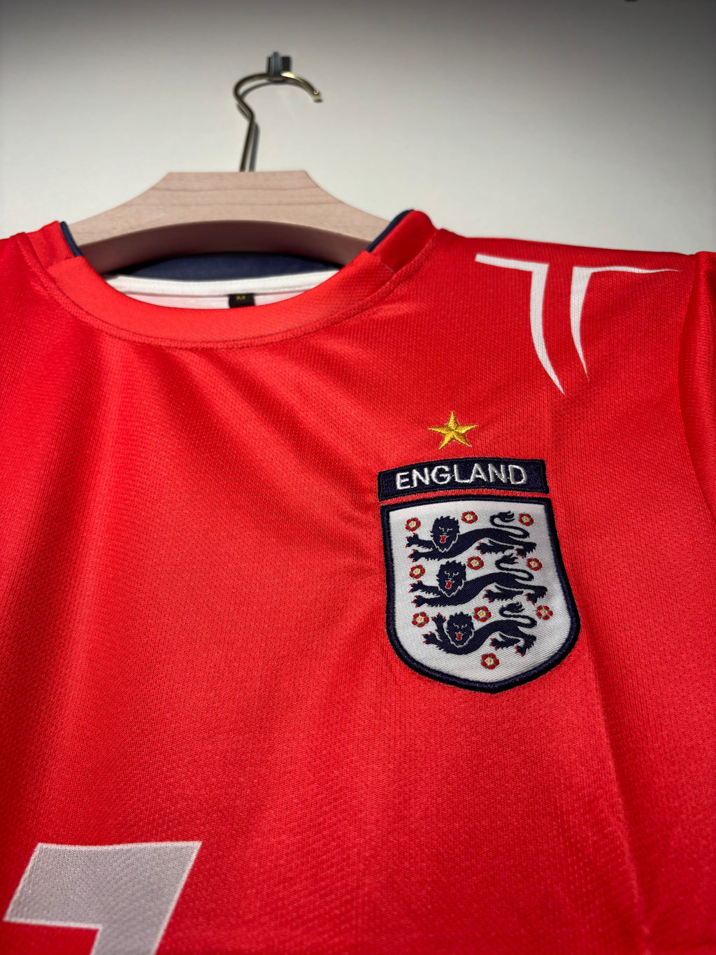 BECKHAM ENGLAND 2004-06 AWAY KIT EMBROIDERY